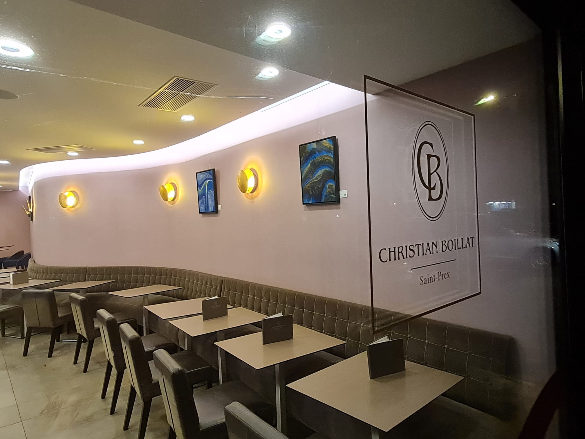 Vitrine de la Confiserie Christian Boillat avec les œuvres de Pigmento36